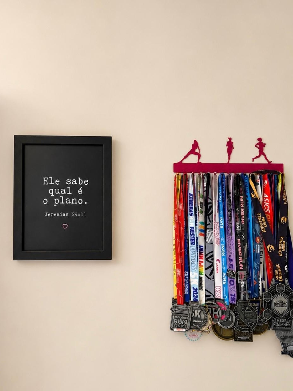 Painel com as medalhas conquistadas pela Isa Garcia